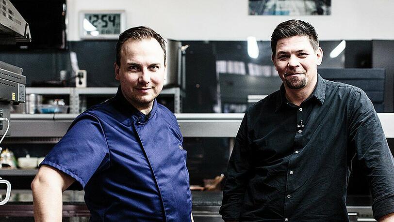 Noch wirken Tim Raue (l.) und Tim Mälzer (r.) ganz entspannt. In "Kitchen Impossible: Mälzer vs. Raue" dürfte das anders werden Noch wirken Tim Raue (l.) und Tim Mälzer (r.) ganz entspannt. In "Kitchen Impossible: Mälzer vs. Raue" dürfte das anders werden