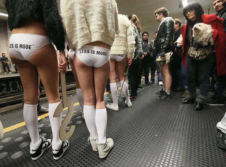 London, Madrid, Brüssel, Kiev und New York: Weltweit lassen Menschen am "No Pants Day" die Hosen in der Öffentlichkeit runter. Dabei ergibt sich auch der ein oder andere schöne Anblick - oder auch nicht. Die Bilder.