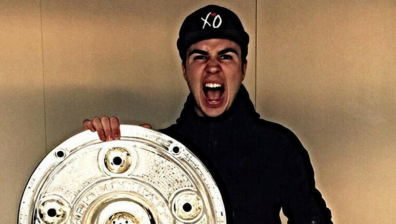 Mario Götze feiert mit Meisterschale und Champagner Mario Götze feiert mit Meisterschale und Champagner