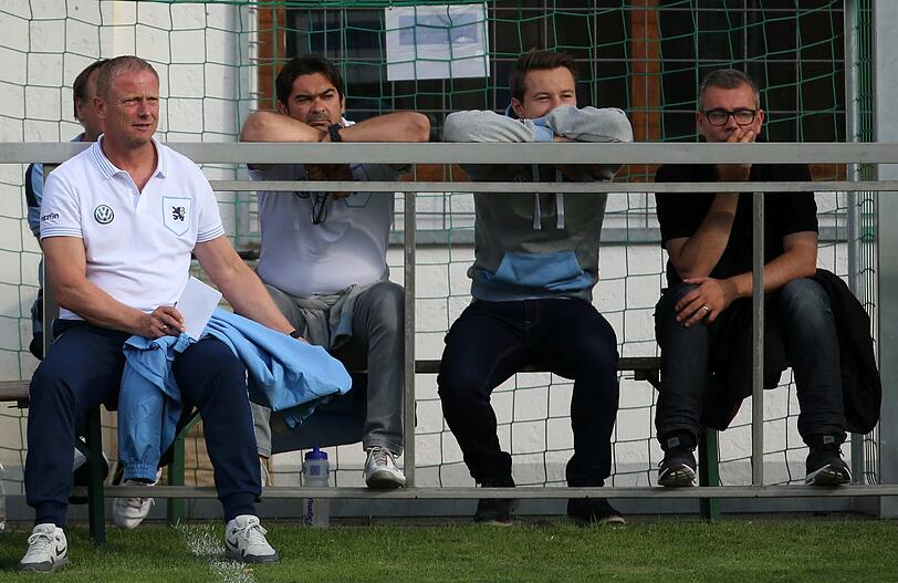 (v. l. n. r.) Trainer Torsten Fröhling Froehling zusammen mit Sportdirektor Gerhard Poschner, Videoanalyst Franz hübel und Kaderplaner Carlos Leal.