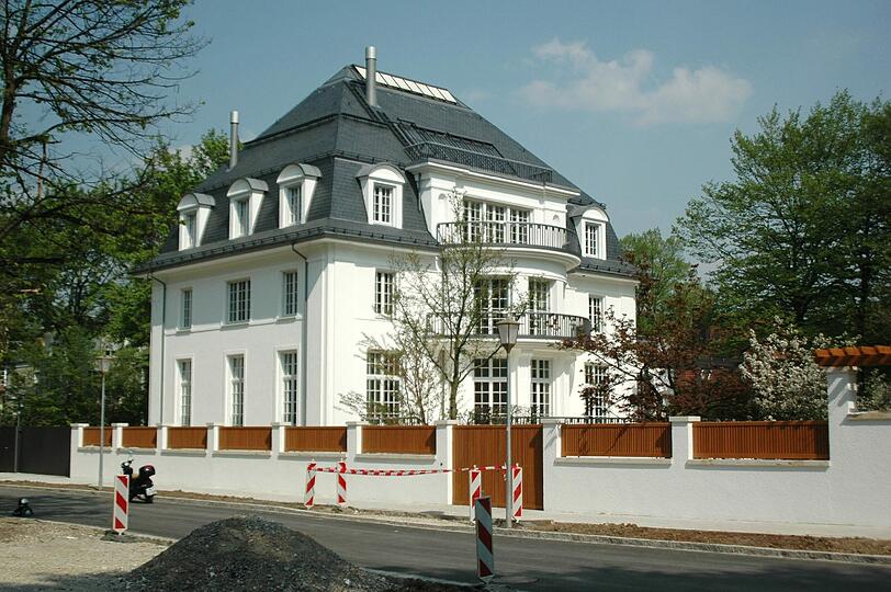 München folgt auf dem dritten Platz. In der Thomas-Mann-Allee im Bogenhausener Herzogpark wurde für eine Villa ein Quadratmeterpreis von 25.000 Euro erfasst. Dabei handelt es sich um die heuer verkaufte Thomas-Mann-Villa, die sich in der Ecke Poschingerstraße zur Thomas-Mann-Allee befindet.