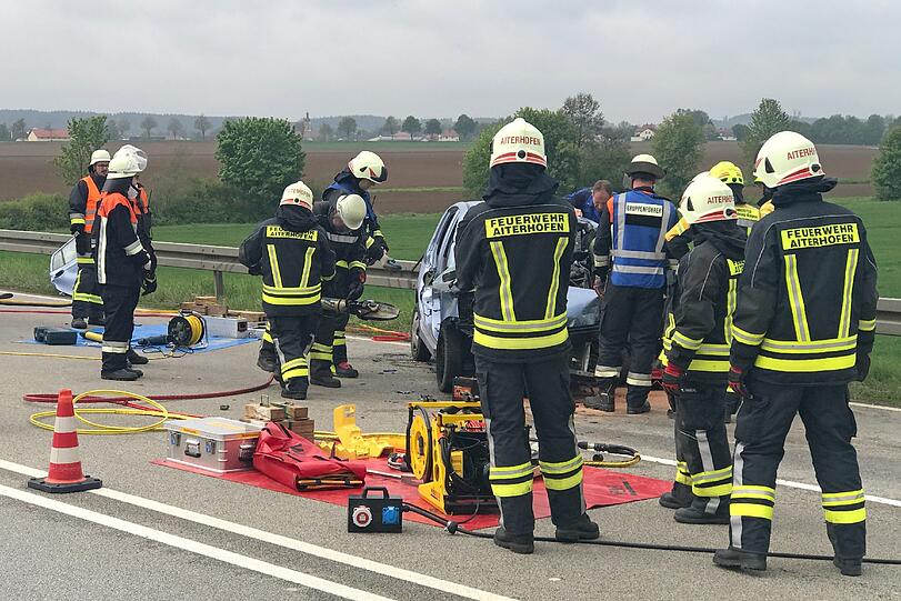 Ein 48-Jähriger stirbt bei einer Frontalkollision mit einem Lkw.