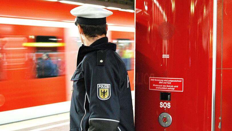Die Bundespolizei bittet nach einer Schlägerei zwischen mehreren Jugendlichen Zeugen um Mithilfe. Die Bundespolizei bittet nach einer Schlägerei zwischen mehreren Jugendlichen Zeugen um Mithilfe.