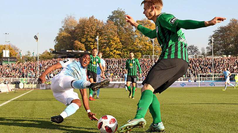 Übermotiviert: Romuald Lacazette (li.) vom TSV 1860 in Münster gegen Jannik Borgmann (re.).