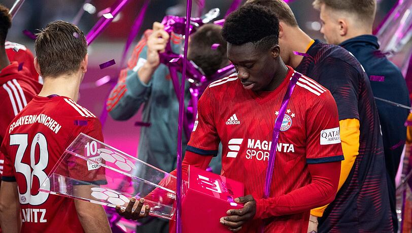 Telekom-Cup: Alphonso Davies aus Kanada betrachtet nach dem gewonnen Finale den Pokal. Telekom-Cup: Alphonso Davies aus Kanada betrachtet nach dem gewonnen Finale den Pokal.