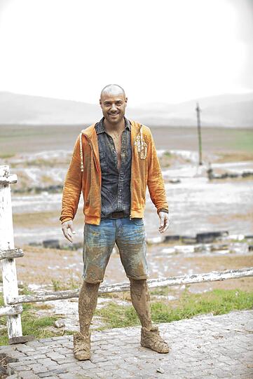 Bachelor Christian ist nach dem Quad fahren mit Schlamm bedeckt.