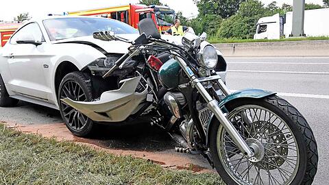 Offenbar mit sehr hoher Geschwindigkeit war ein Ford Mustang GT mit FFB-Zulassung auf der Überholspur auf ein Motorrad Honda Shadow aufgefahren und hatte es knapp 100 Meter vor sich hergeschoben.