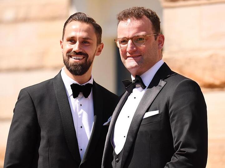 Mit Fliege: Gesundheitsminister Jens Spahn mit Ehepartner Daniel Funke.