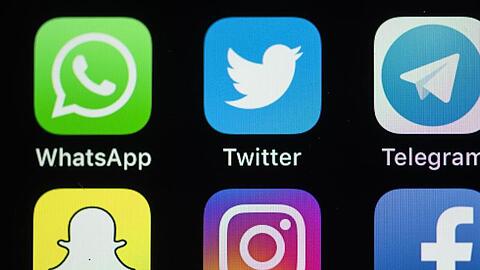 Die Logos von WhatsApp (obere Reihe l-r), Twitter und Telegram.