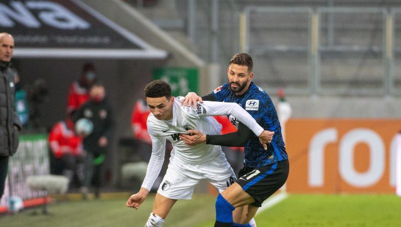Ruben Vargas (l) von Augsburg und Herthas Marvin Plattenhardt kämpfen um den Ball.