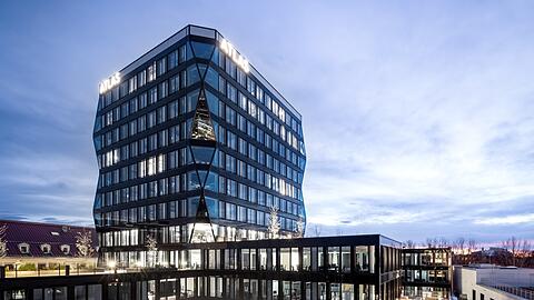 Kaum wieder zu erkennen ist das Atlas Hochhaus hinterm Ostbahnhof. Das markante Gebäude wurde quasi recycelt, das heißt, das Skelett blieb, während Baumasse und Bauweise nachhaltig geworden sind.