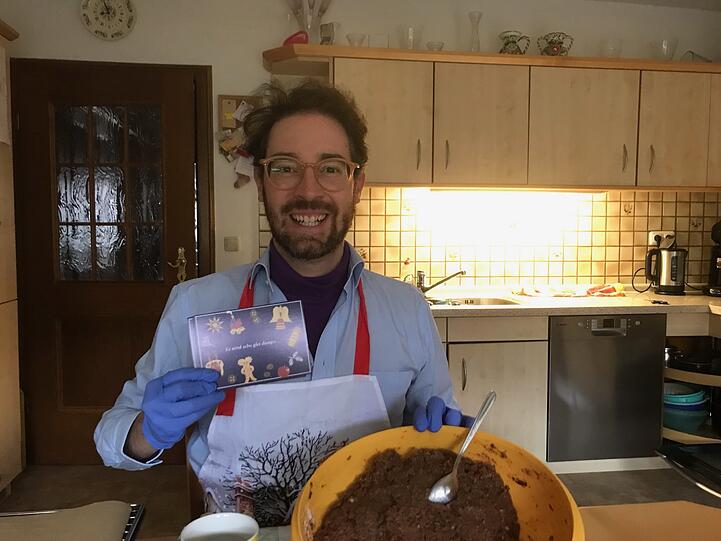 Autor Andreas M. Bräu beim Lebkuchenteig-Anrühren.