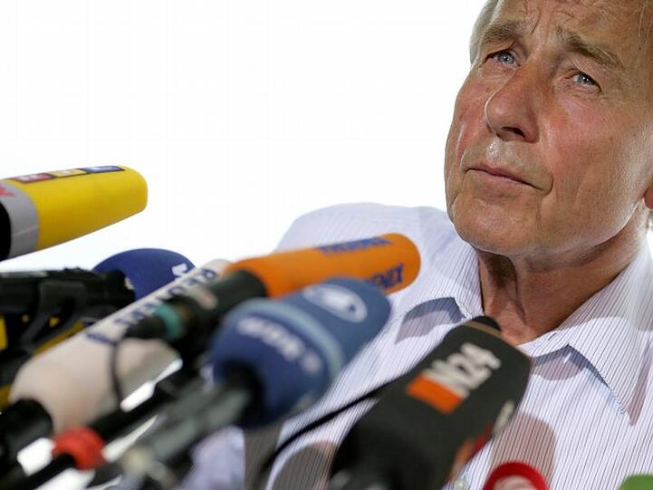 Wolfgang Clement erklärte sich vor der Presse