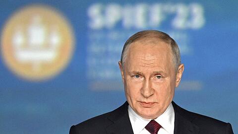 Russlands Präsident Wladimir Putin spricht auf dem Petersburger Wirtschaftsforum.