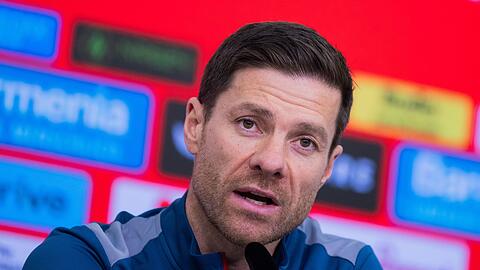 Leverkusens Trainer Xabi Alonso begann die Pressekonferenz direkt mit einem Appell an die Medien.