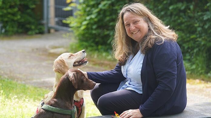 Labrador-Hündin Ohana und die Golden-Retriever-Dame Maikai sind für Alexandra Gaßmann (CSU) Teil der Familie. Aber ein Hund bedeutet auch Pflichten. Sie fordert , dass man sich informieren muss.