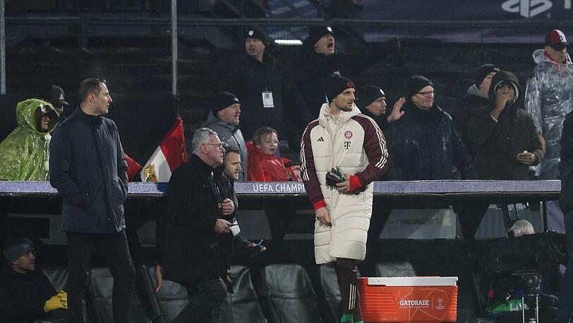 Rot wegen Meckerns: Torhüter Sven Ulreich (r.). Rot wegen Meckerns: Torhüter Sven Ulreich (r.).