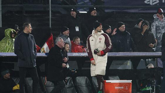 Rot wegen Meckerns: Torhüter Sven Ulreich (r.).