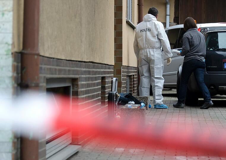 Nachdem dieser die Tür nicht
öffnete, verließ die Gerichtsvollzieherin das Haus. Danach sei es zu
einem Aufeinandertreffen von Eigentümer und Mieter gekommen &ndash; der
Mieter habe geschossen und den Hausbesitzer tödlich getroffen.