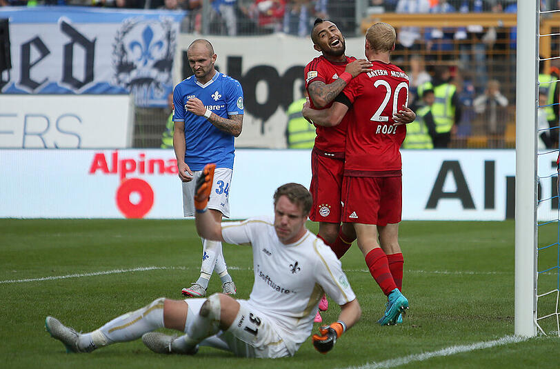 Klare Verhältnisse: Der Münchener Sebastian Rode (r) jubelt nach seinem Treffer zum 0:3 zusammen mit Arturo Vidal (M) - der Darmstädter Torwart Christian Mathenia (u) liegt auf dem Rasen.