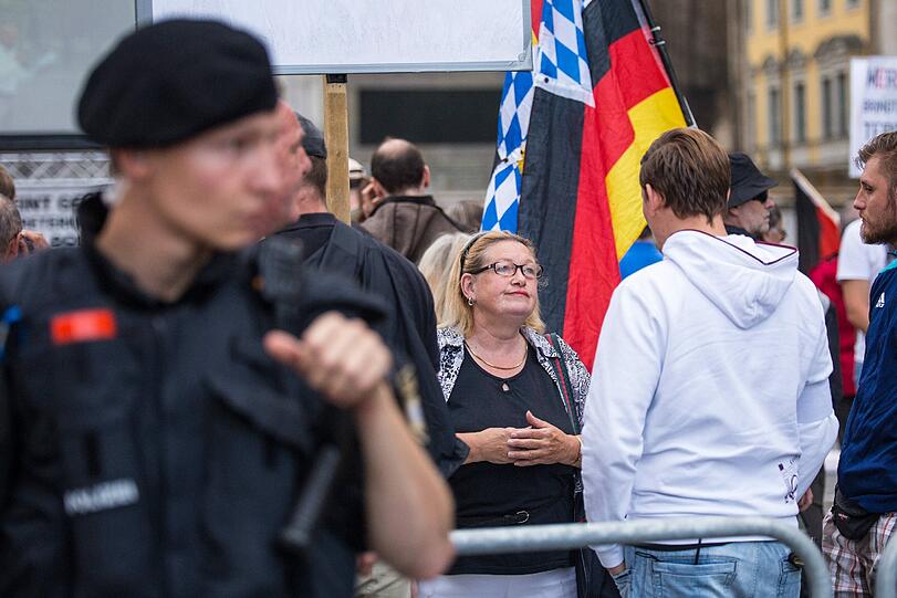 Beim sogenannten "Montagsspaziergang" von Pegida kam es zu mehreren Zwischenfällen - die Bilder von der Demo.