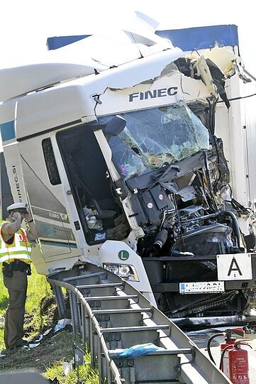 Schwerer Lkw-Unfall auf der A99 - ein Fahrer musste aus dem Cockpit befreit und per Hubschrauber ins Krankenhaus geflogen werden.
