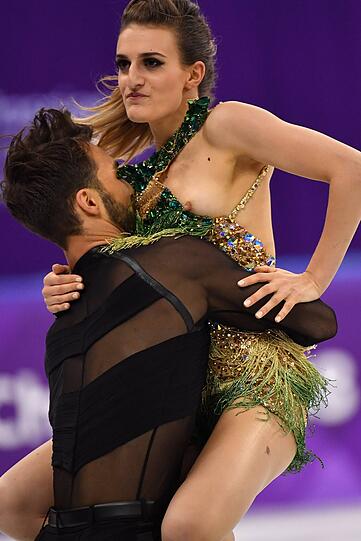 Ein Busenblitzer und keine Chance, ihn zu verdecken - trotzdem tanzten Papadakis und Cizeron auf den zweiten Platz in der Zwischenwertung! Die Bilder von ihrer Kurztanz-Performance.