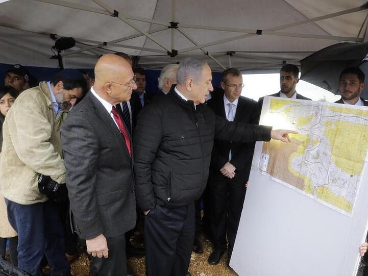 Israels Ministerpräsident Benjamin Netanjahu (4.v.r) während eines Besuchs der Siedlung Ariel im Westjordanland.
