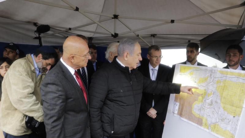 Israels Ministerpräsident Benjamin Netanjahu (4.v.r) während eines Besuchs der Siedlung Ariel im Westjordanland.