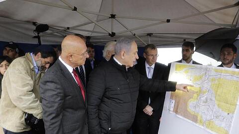 Israels Ministerpräsident Benjamin Netanjahu (4.v.r) während eines Besuchs der Siedlung Ariel im Westjordanland.