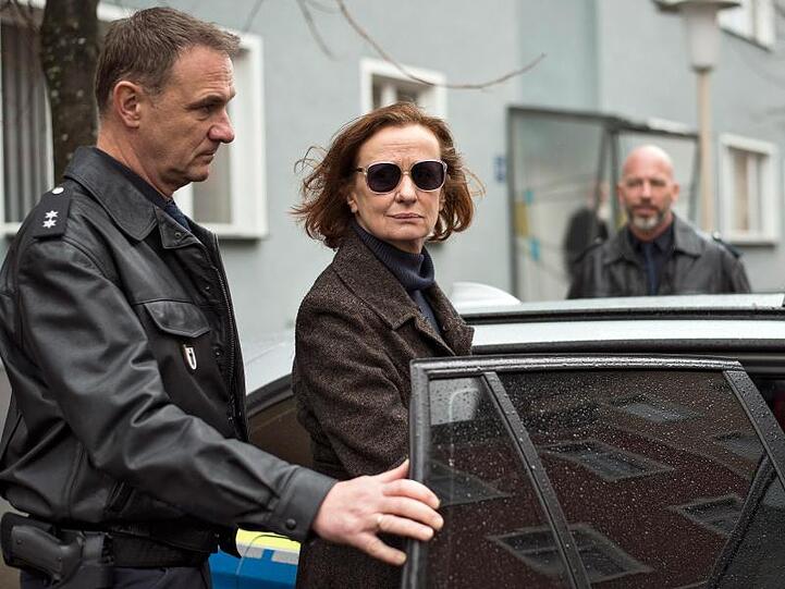 Nach einem dramatischen Ereignis wird Anna Ziegler (Irene Fischer) verhaftet.