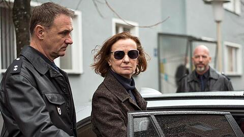 Nach einem dramatischen Ereignis wird Anna Ziegler (Irene Fischer) verhaftet.