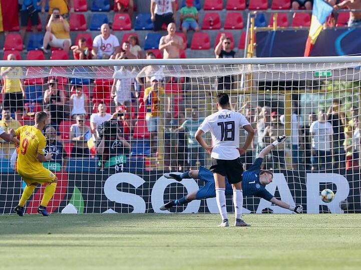 Rumäniens George Puscas (l) erzielt per Elfmeter gegen Alexander Nübel (r) den 1:1-Ausgleich.