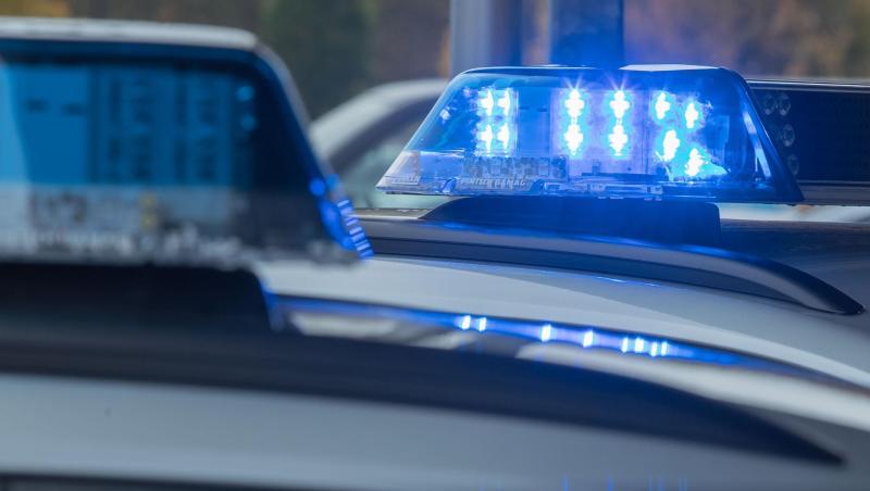 Blaulicht leuchtet auf dem Dach eines Streifenwagens der Polizei auf. Foto: Jens Büttner/dpa-Zentralbild/dpa/Symbolbild Blaulicht leuchtet auf dem Dach eines Streifenwagens der Polizei auf. Foto: Jens Büttner/dpa-Zentralbild/dpa/Symbolbild