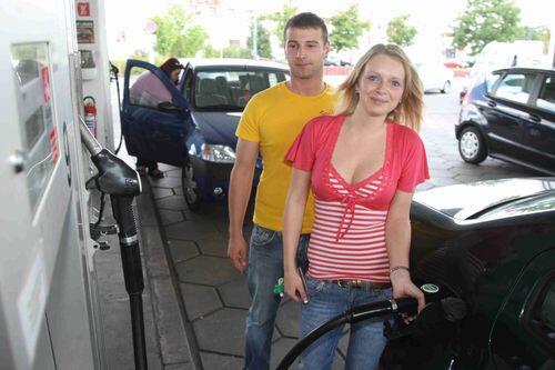 Melanie Mey (23) und Silvio Bauer (23) aus Langenzenn: &bdquo;Der teure Spritpreis nervt schon sehr. Wenn das Öl billiger wird, müssten doch auch die Preise nach unten gehen! Wenigstens haben wir hier eine günstige Tankstelle gefunden. Aber das Glück hat man leider nicht immer, wenn man viel unterwegs ist!"