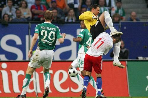 Am 7. Mai: Tim Wieses brutaler Tritt gegen HSV-Stürmer Ivica Olic.
