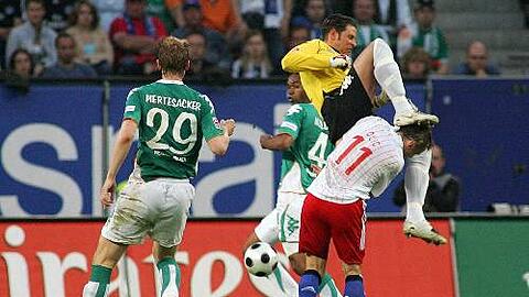 Am 7. Mai: Tim Wieses brutaler Tritt gegen HSV-Stürmer Ivica Olic.