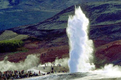 Vulkanische Erdwärme und Grundwasserströme: Dieser Geysir in Island schießt 60 Meter in die Luft. Auf der f.re.e ist der Vulkaninsel ein großer Stand gewidmet.