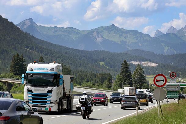 Autos fahren auf der Fernpassstra&szlig;e (B 179).