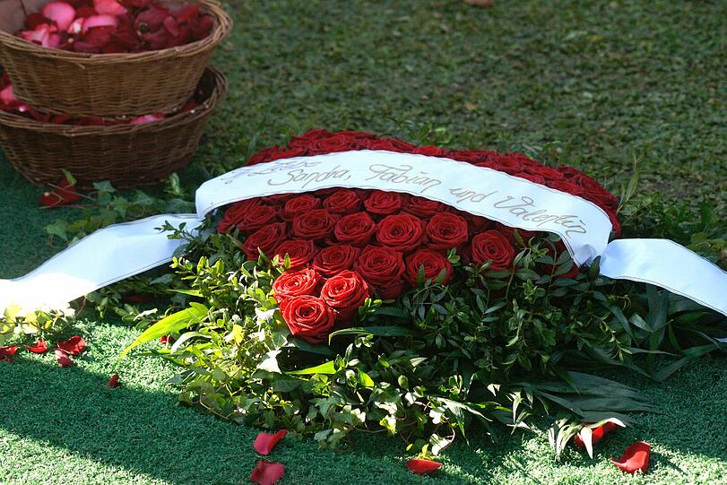 Letzter Gruß von Frau und Kindern: Ein Herz aus roten Rosen schmückt den Sarg in der Aussegnungshalle.