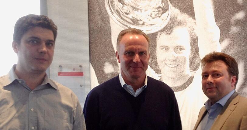 Karl-Heinz Rummenigge: Der Vorstandsvorsitzende des FC Bayern empfing die AZ-Redakteure Jochen Schlosser und Gunnar Jans (r.) an der Säbener Straße.