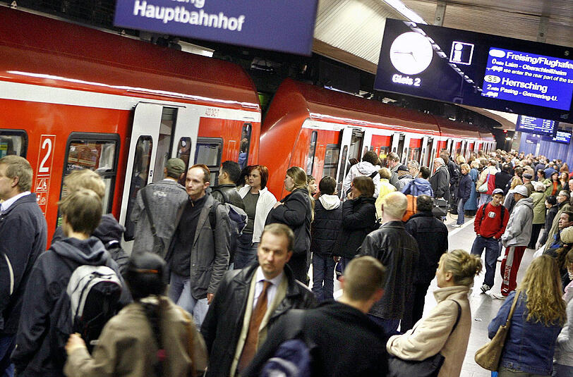 Lange Wartezeiten im morgendlichen Berufsverkehr: Auf der Stammstrecke geht mal wieder gar nichts mehr.