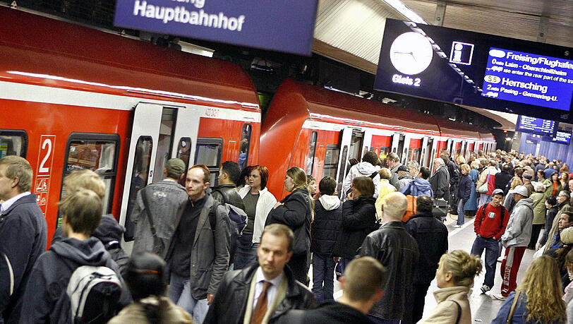 Lange Wartezeiten im morgendlichen Berufsverkehr: Auf der Stammstrecke geht mal wieder gar nichts mehr. Lange Wartezeiten im morgendlichen Berufsverkehr: Auf der Stammstrecke geht mal wieder gar nichts mehr.
