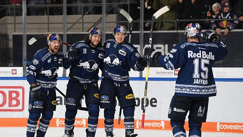 Maximilian Kastner, Konrad Abeltshauser, Bastian Eckl und Jason Jaffray bejubeln den Sieg über Ingolstadt.