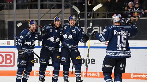 Maximilian Kastner, Konrad Abeltshauser, Bastian Eckl und Jason Jaffray bejubeln den Sieg über Ingolstadt.
