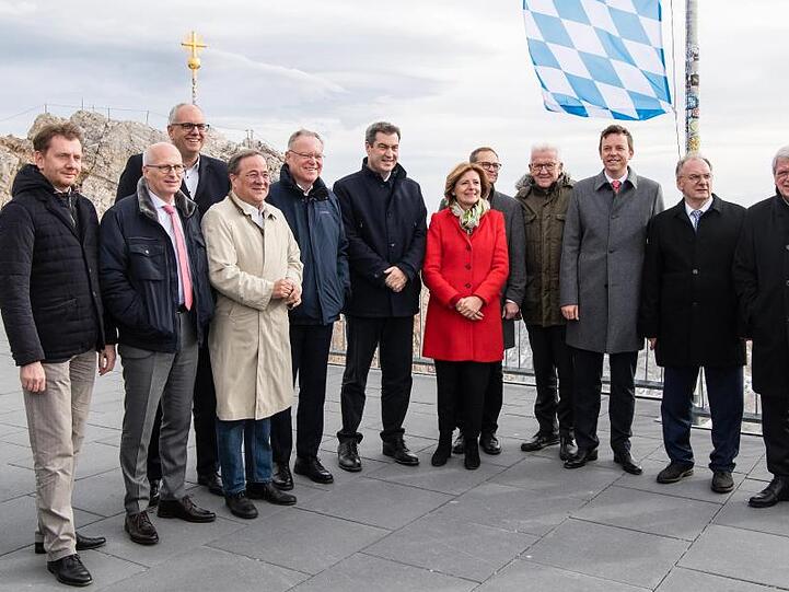 Die Ministerpräsidenten der Länder stehen auf der Jahrenskonferenz für ein Foto bereit. Foto: Matthias Balk/dpa