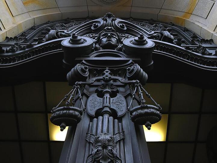 Die Figur der Justitia an der Fassade des Kriminalgerichts Berlin-Moabit.