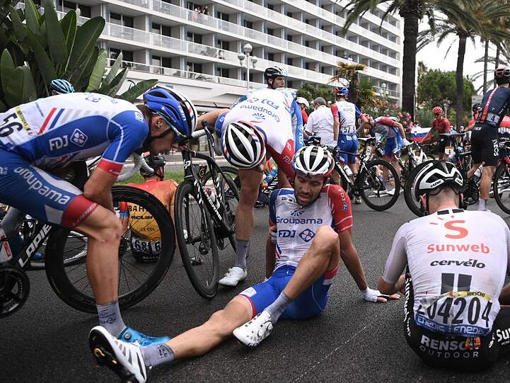 Auch Mitfavorit Thibaut Pinot hat es auf der ersten Etappe erwischt.
