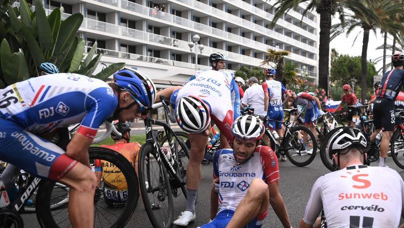 Auch Mitfavorit Thibaut Pinot hat es auf der ersten Etappe erwischt. Auch Mitfavorit Thibaut Pinot hat es auf der ersten Etappe erwischt.