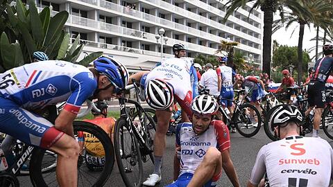 Auch Mitfavorit Thibaut Pinot hat es auf der ersten Etappe erwischt.